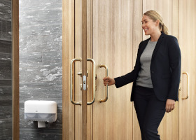 Méně je více – nový systém bezdutinkového toaletního papíru Tork Mid-size přináší řadu úspor