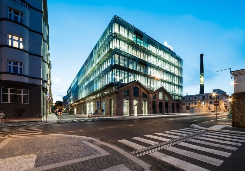 Schneider Electric snižuje ekologickou stopu kancelářských budov v Česku, chytré technologie slouží i v Budově FIVE od Skansky v Praze