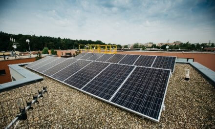 Rekordní ceny energií nahrávají solárním panelům. Chtějí je i nájemci