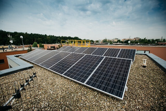 71 milionů do fotovoltaiky. Ministr Brabec schválil první projekty z Modernizačního fondu