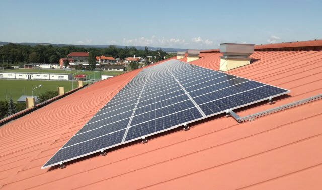 Česko začíná v rozvoji solární energetiky ztrácet i za uhelným Polskem. Stagnace neprospívá domácí ekonomice, varují asociace