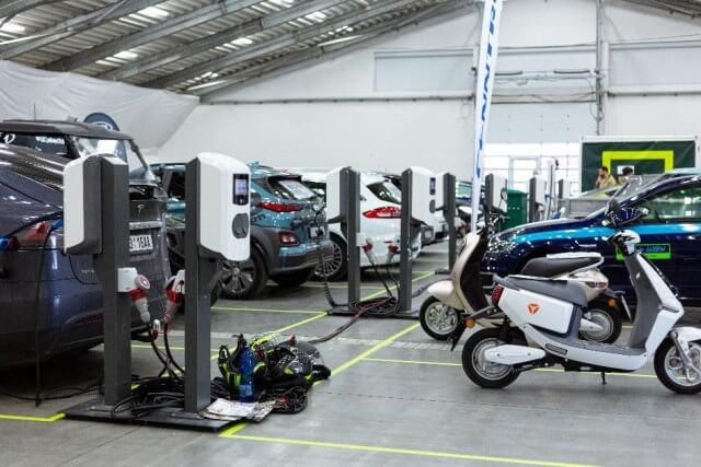 Na veletrhu čisté mobility e-SALON byla Nimble energy partnerem všech testovacích jízd elektromobilů. Předvedla své unikátní dobíjecí stanice i velkokapacitní mobilní baterii