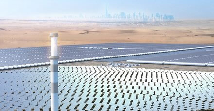 V Dubaji se tyčí centrální věž projektu koncentrované solární energie (CSP) o výkonu 700 MW