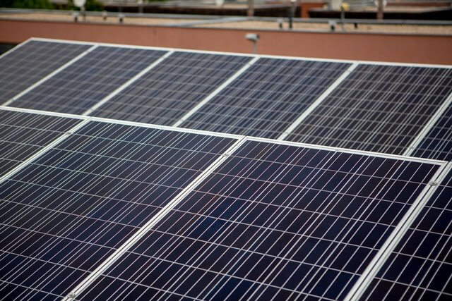 ČEZ Prodej loni instaloval 537 fotovoltaických elektráren na střechy domácností. Většinu s bateriovými systémy