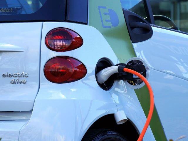 Obchod s elektrickými a hybridními elektromobily roste