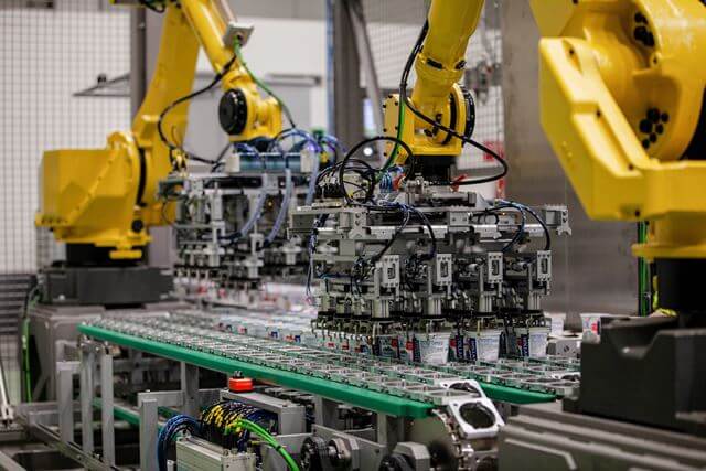 Hollandia rozšířila počet robotů ve výrobě. Nové řešení šetří lidské zdroje a pomáhá s fyzicky namáhavou prací