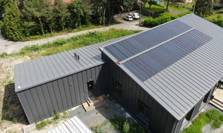 Společnost Dachdecker pro svůj nový showroom využila stavební systémy Lindab včetně solárního fotovoltaického systému Lindab SolarRoof