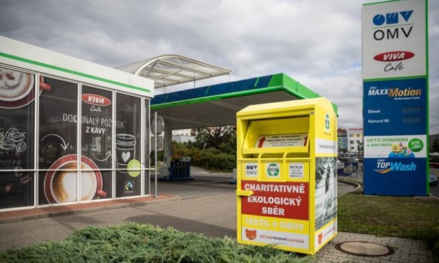 Společnost OMV spouští spolupráci s Helptex, na čerpací stanice umístila kontejnery na textil