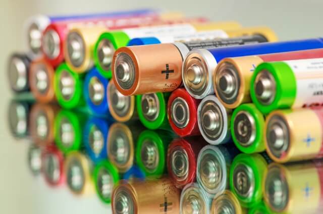 V Česku se k recyklaci vysbírá skoro polovina baterií. V přírodě by se rozkládaly až půl tisíciletí