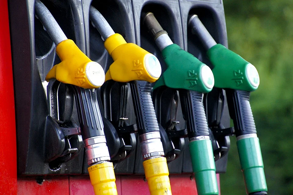 Loňské cenové šílenství opět posílilo zájem o plošné ceny paliv. Firmy i živnostníci ušetřili průměrně 2 Kč/l