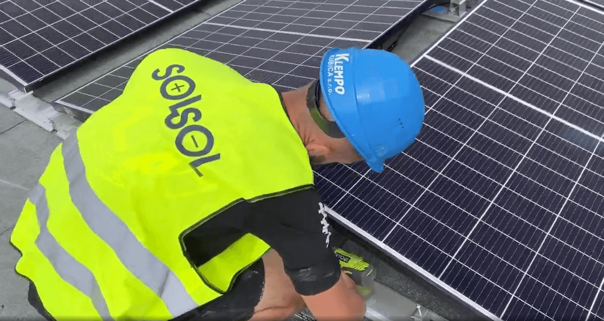 České firmy kupují na internetu i solární panely