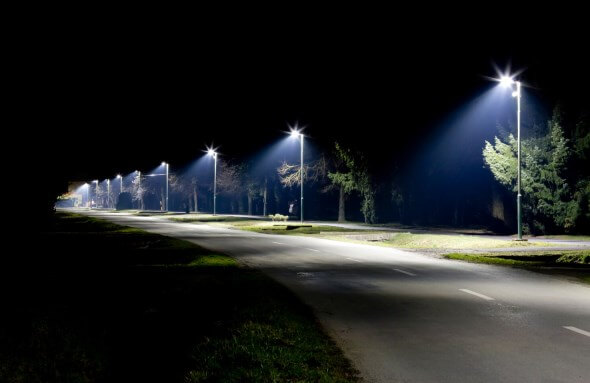 Moderní LED svítidla, snižování intenzity v noci i chytré řízení. Města a obce bojují proti světelnému znečištění