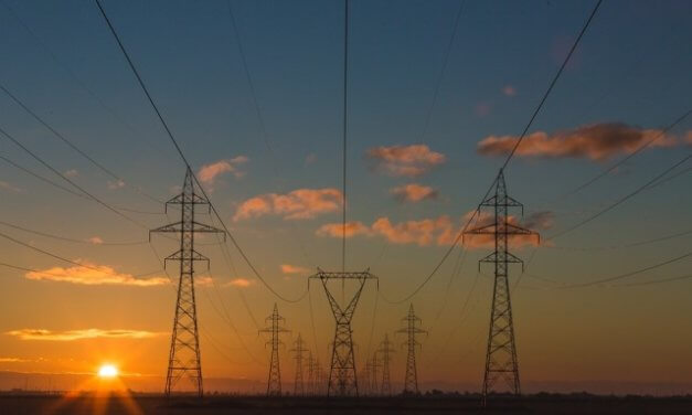 Výpadky elektřiny mohou stát průmyslové firmy miliony. Řešení nabízejí inteligentní sítě
