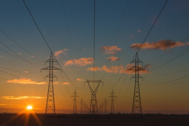 Výpadky elektřiny mohou stát průmyslové firmy miliony. Řešení nabízejí inteligentní sítě