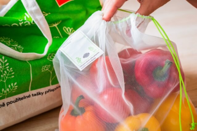Globus prodal za dva roky milion ekologičtějších trvanlivých tašek a 300 tisíc ovosáčků. V dohledné době přestane prodávat velké papírové tašky