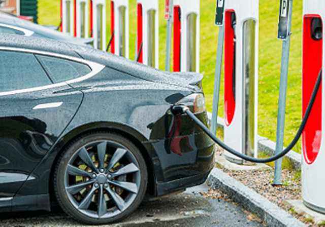 Elektromobily budou moci distributorům energie pomáhat s vykrýváním špiček. Automobilky již technologii zavádějí