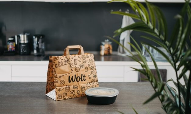 Wolt zahájil spolupráci s REkrabičkou. Zákazníci si tak nově mohou objednávat jídlo ve vratných obalech