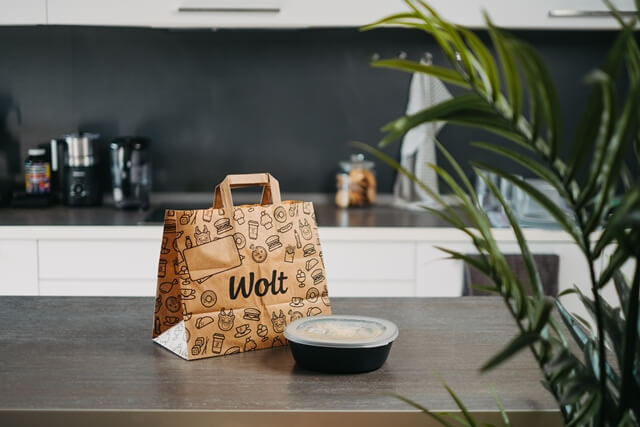 Wolt zahájil spolupráci s REkrabičkou. Zákazníci si tak nově mohou objednávat jídlo ve vratných obalech