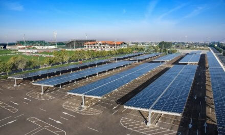 Provoz dubajského stadionu Sevens zajišťuje čistá solární energie.  Je tak prvním sportovním zařízením svého druhu v regionu