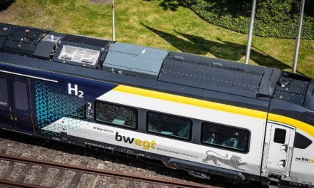 Premiéra: Deutsche Bahn a Siemens Mobility představují novou vodíkovou jednotku a přívěs pro skladování vodíku