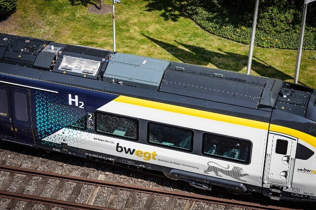 Premiéra: Deutsche Bahn a Siemens Mobility představují novou vodíkovou jednotku a přívěs pro skladování vodíku