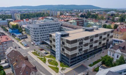 Mladoboleslavská nemocnice spouští velký projekt energetických úspor. Fotovoltaické panely a další řešení jí uspoří 80 milionů korun
