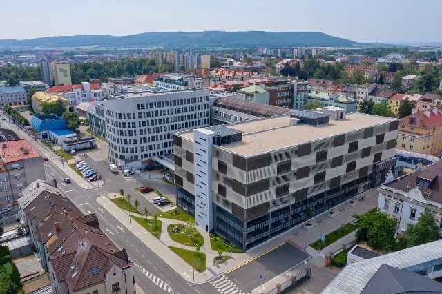 Mladoboleslavská nemocnice spouští velký projekt energetických úspor. Fotovoltaické panely a další řešení jí uspoří 80 milionů korun