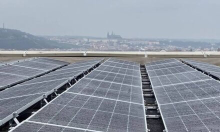 V centru Prahy roste fotovoltaika jako fotbalové hřiště. 2 080 panelů pokryje 10 % spotřeby Kongresového centra Praha a ušetří 5,5 milionu korun ročně