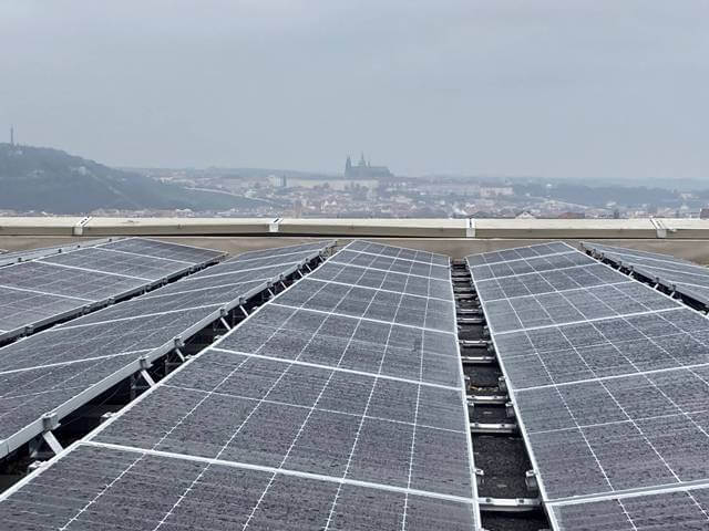 V centru Prahy roste fotovoltaika jako fotbalové hřiště. 2 080 panelů pokryje 10 % spotřeby Kongresového centra Praha a ušetří 5,5 milionu korun ročně