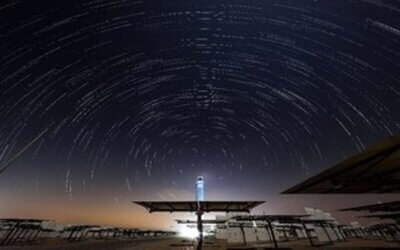 Solárně-termální zařízení s parabolickým žlabem I v Dubaji připojeno k síti