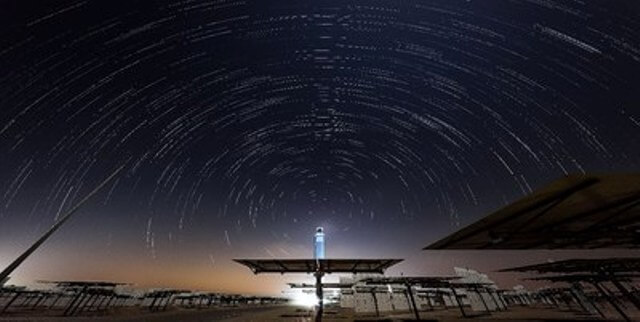 Solárně-termální zařízení s parabolickým žlabem I v Dubaji připojeno k síti