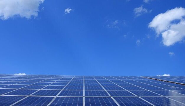 ČEZ Prodej loni instaloval rekordních 4 102 střešních fotovoltaik, jejich instalovaný výkon se zečtyřnásobil