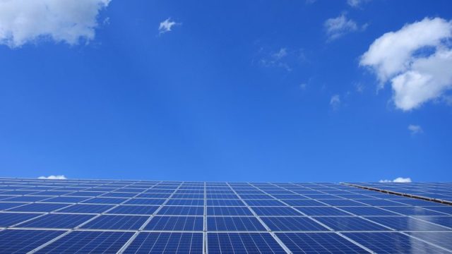 Firmy plánují i nadále investovat do alternativních zdrojů energie, první volbou jsou pro ně solární panely