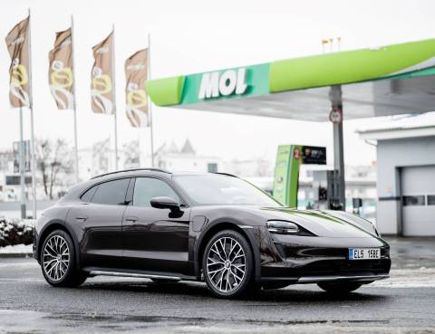 Češi elektromobilitě fandí, nové spojení MOL a Porsche ji podporuje