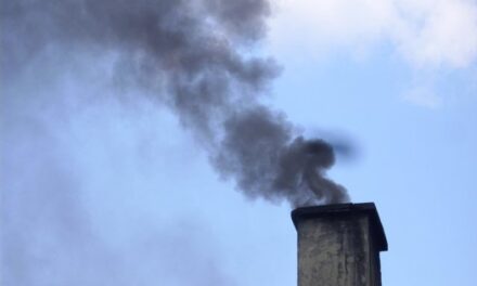 Lidé více topí uhlím, dřevem či různými odpady. Nejhorší situace v topné sezoně je v malých obcích, kde je vyšší podíl obyvatel, kteří topí tuhými palivy