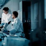 Umělá inteligence otevírá ve farmaceutickém průmyslu nevídané příležitosti k růstu. Na urychlení vývoje léků půjde až 50 miliard dolarů ročně