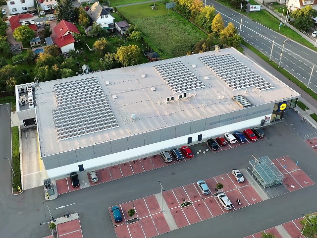 Lidl instaluje fotovoltaické elektrárny na střechy svých prodejen a skladů