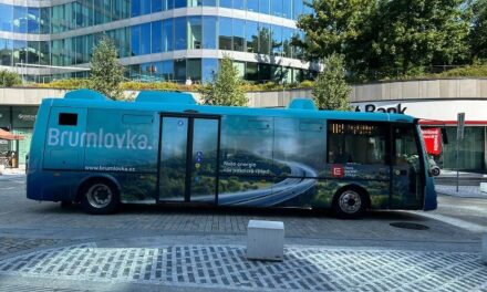 Pražská Brumlovka má první 100% elektrickou flotilu autobusů v Praze. Bezplatné spoje za sedm let osmkrát objely zeměkouli a svezly přes 2,5 milionu pasažérů