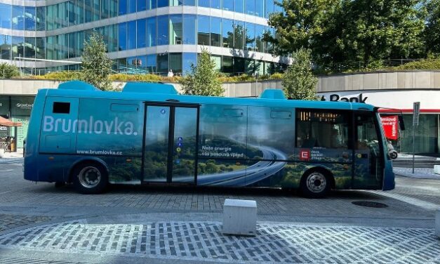 Pražská Brumlovka má první 100% elektrickou flotilu autobusů v Praze. Bezplatné spoje za sedm let osmkrát objely zeměkouli a svezly přes 2,5 milionu pasažérů