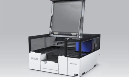Epson představuje svoji první plochou kompaktní UV tiskárnu pro výrobu propagačního zboží