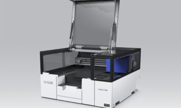 Epson představuje svoji první plochou kompaktní UV tiskárnu pro výrobu propagačního zboží