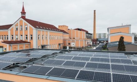 Baterie z českých elektroaut nacházejí uplatnění: Přes 60 % spotřeby elektřiny pokryje sklárna Moser z fotovoltaiky s baterií od ČEZ ESCO