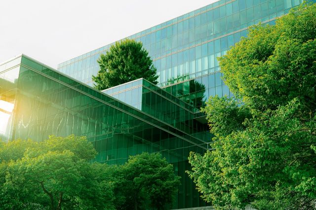Digitální a elektrická řešení mohou snížit uhlíkovou stopu v kancelářských budovách až o 70 %, ukazuje výzkum Schneider Electric