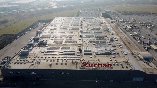 Nad nákupními centry v Maďarsku se spouští fotovoltaika od českého dodavatele za téměř 80 milionů
