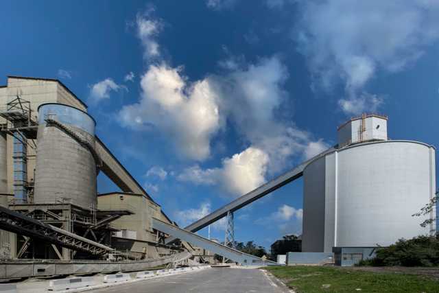 Nové slínkové silo v čížkovské cementárně pomáhá snížit prašnost v okolí