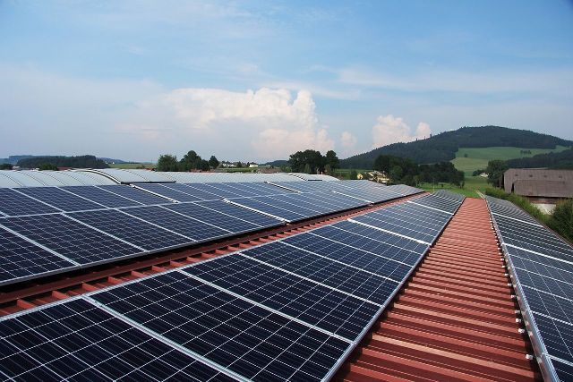 Chytrý fotovoltaický střídač, který díky AI ohlídá i bezpečnost instalace