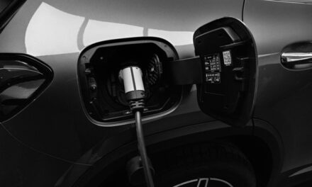 Nabíjíte doma elektromobil? Víte, že můžete čerpat dotaci a máte nárok na speciální tarif od dodavatele elektřiny?