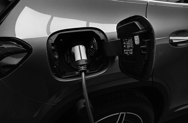 Nabíjíte doma elektromobil? Víte, že můžete čerpat dotaci a máte nárok na speciální tarif od dodavatele elektřiny?