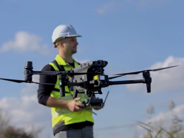 Drony a AI hlídají výkonnost solárních elektráren. Jsou rychlejší a přesnější