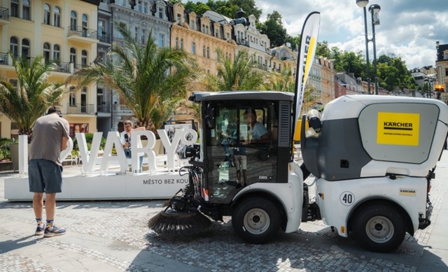 Kärcher na KVIFF zajistil čistotu moderními zametacími stroji  i autonomními vysavači na červeném koberci